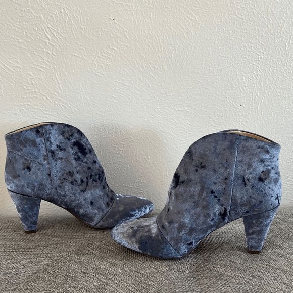 Vince Camuto Evanata pastel blue crushed velvet ANKLE BOOTS size 8W wide calf - Picture 8 of 9